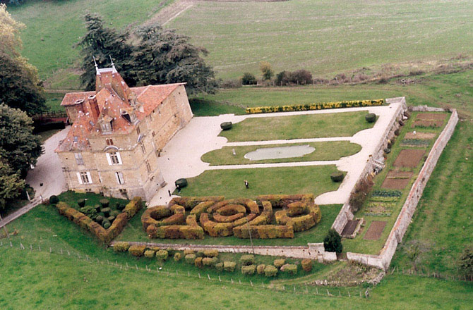 Vue aérienne du château de Bresson